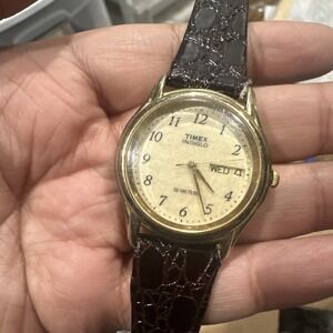 Works Vintage Timex Indiglo Unisex Watch Gold Tone 34mm watch WR30M New Battery